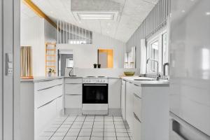 une cuisine blanche avec un évier et un lave-vaisselle dans l'établissement 975-Thisted-Klitstien-45, à Torsted