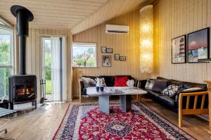 een woonkamer met een bank en een open haard bij 512-Thisted-Sotungevej-4 in Thisted