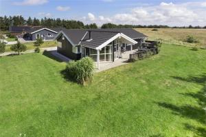 een luchtfoto van een huis in een veld bij 512-Thisted-Sotungevej-4 in Thisted