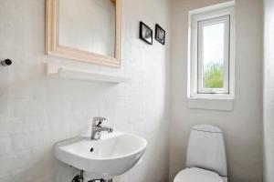 een badkamer met een wastafel en een toilet en een raam bij 512-Thisted-Sotungevej-4 in Thisted +14 foto's