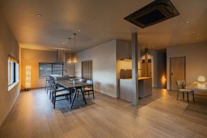 een keuken en eetkamer met een tafel en stoelen bij KOS Restaurant & Hotel in Fujikawaguchiko +16 foto's