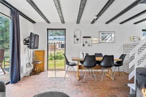 een eetkamer met een tafel en zwarte stoelen bij 142-Thisted-Pighvarvej-4 in Thisted