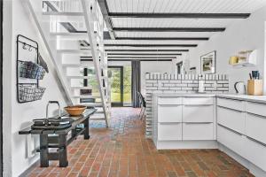 een keuken met witte kasten en een tafel bij 142-Thisted-Pighvarvej-4 in Thisted +18 foto's