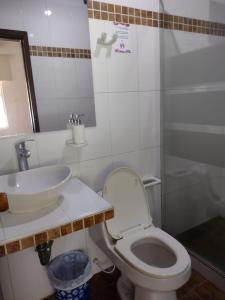 een badkamer met toilet en wastafel bij Hotel Finca la Playa in Villeta