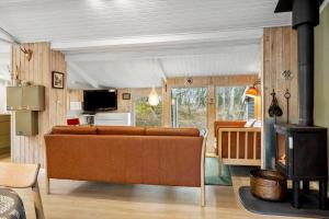 un soggiorno con divano e piano cottura di 873-Thisted-Blamunkevej-67 a Thisted