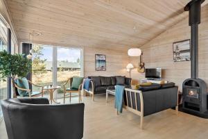 een woonkamer met een bank en een open haard bij 980-Thisted-Spanggardsvej-35 in Torsted