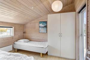 een kleine slaapkamer met een bed en een kast bij 980-Thisted-Spanggardsvej-35 in Torsted