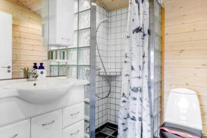 een badkamer met een wastafel en een douchegordijn bij 980-Thisted-Spanggardsvej-35 in Torsted