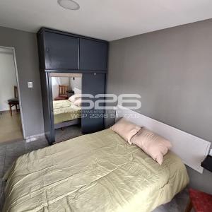 een slaapkamer met een bed en een spiegel bij SANTA TERESITA Depto 4 personas Aire acondicionado Wifi TvCable Parrilla in Santa Teresita
