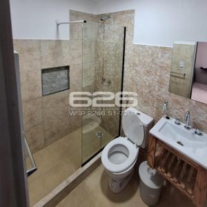 een badkamer met een douche, een toilet en een wastafel bij SANTA TERESITA Depto 4 personas Aire acondicionado Wifi TvCable Parrilla in Santa Teresita