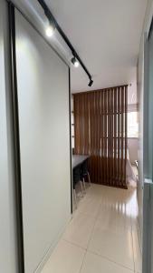 een kamer met een glazen schuifdeur en een tafel bij Studio moderno Alu lounge 103 in São Luís