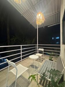 een balkon met twee stoelen, een tafel en een lamp bij AT Alibaug - A Boho Boutique Stay in Alibaug