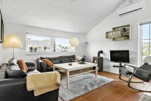ein Wohnzimmer mit Sofa und Tisch in der Unterkunft 760 Thisted - Pighvarvej 30 in Thisted
