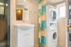 een badkamer met wastafel en wasmachine bij 599-Thisted-Fiskervej-165 in Thisted