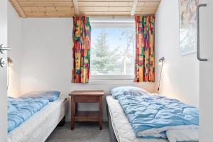 twee bedden in een kamer met een raam en een tafel bij 599-Thisted-Fiskervej-165 in Thisted