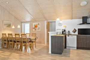 een keuken en eetkamer met een tafel en stoelen bij 599-Thisted-Fiskervej-165 in Thisted +11 foto's
