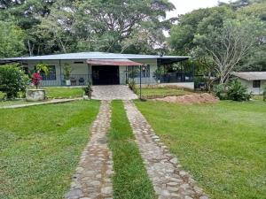 een huis met een stenen pad naar een tuin bij El Paraíso in Rivera +7 foto's