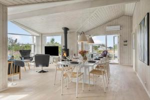 una sala da pranzo con tavolo e sedie bianchi di 866-Thisted-Klemsvej-35 a Thisted