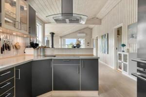 una cucina con armadi neri e una grande isola di 866-Thisted-Klemsvej-35 a Thisted