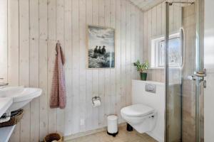 un bagno con un water e un lavandino di 866-Thisted-Klemsvej-35 a Thisted Altre 17 foto