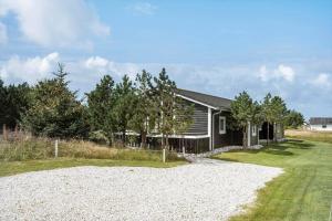 una casa con un vialetto di ghiaia davanti di 866-Thisted-Klemsvej-35 a Thisted