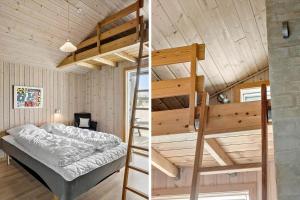 een kamer met een stapelbed en een ladder bij 928-Thisted-Kobbelsti-15 in Torsted