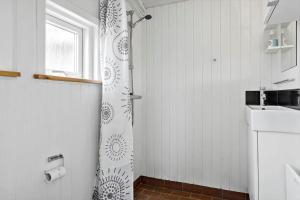een badkamer met een douche met een douchegordijn bij 928-Thisted-Kobbelsti-15 in Torsted +14 foto's
