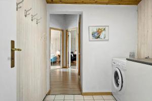 een hal van een huis met een wasmachine en droger bij 928-Thisted-Kobbelsti-15 in Torsted
