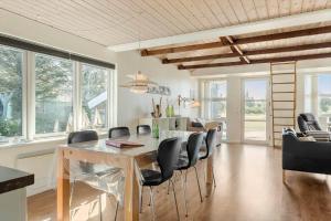 een eetkamer met een glazen tafel en zwarte stoelen bij 695-Thisted-Fiskervej-80 in Thisted