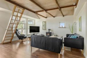 een woonkamer met een bank en een televisie bij 695-Thisted-Fiskervej-80 in Thisted