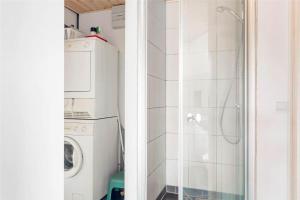 een badkamer met een wasmachine en een wasmachine en droger bij 695-Thisted-Fiskervej-80 in Thisted +14 foto's