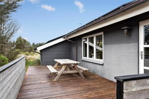een picknicktafel op een terras naast een huis bij 695-Thisted-Fiskervej-80 in Thisted