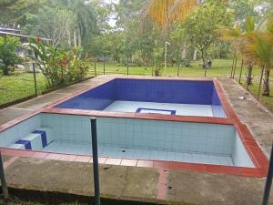 een leeg zwembad in een park bij El Paraíso in Rivera