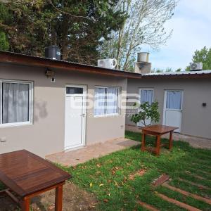 een huis met een picknicktafel in de tuin bij SANTA TERESITA Depto 4 personas Aire acondicionado Wifi TvCable Parrilla in Santa Teresita +6 foto's