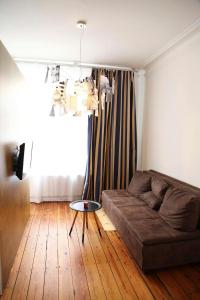 a living room with a couch and a table at URBAN STAY Hamburg - Apartments Mitten im Herzen von Ottensen in Hamburg