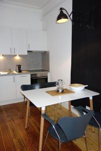Ett kök eller pentry på URBAN STAY Hamburg - Apartments Mitten im Herzen von Ottensen