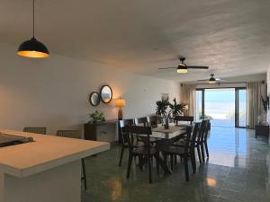 eine Küche und ein Esszimmer mit Tisch und Stühlen in der Unterkunft Beach house Chuchos in Chelem