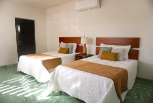 ein Hotelzimmer mit zwei Betten in einem Zimmer in der Unterkunft Beach house Chuchos in Chelem + 37 Fotos