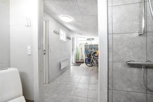 e bagno con servizi igienici e cabina doccia. di 542-Thisted-Kuttervej-11 a Thisted Altre 17 foto