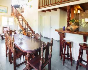 een eetkamer met een houten tafel en stoelen bij Alamos Hosteria in Mar Azul