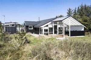 una casa bianca e nera in mezzo a un campo di 542-Thisted-Kuttervej-11 a Thisted