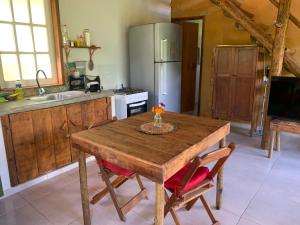 Køkken eller tekøkken på Casa da mata- Vista linda pra mata e jardim privativo + 26 billeder