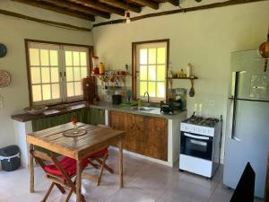 Køkken eller tekøkken på Casa da mata- Vista linda pra mata e jardim privativo