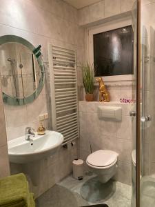 een badkamer met toilet en wastafel bij Ferienwohnung Fernblick in Bannewitz