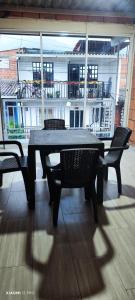 een tafeltennistafel op een balkon met 2 stoelen bij Apartamento Lago Calima in Calima