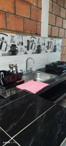 een aanrecht met een wastafel en een fornuis bij Apartamento Lago Calima in Calima