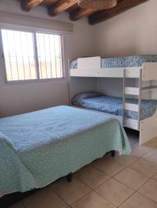 Giường trong phòng chung tại LA BARRICA ESTUDIO, Departamento funcional y acogedor con CHECK IN AUTONOMO, en Mendoza Capital Centrico, con hermosa terraza para disfrutar!