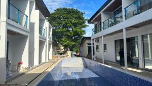 een man die naast een zwembad naast een gebouw staat bij Diver's home resort 