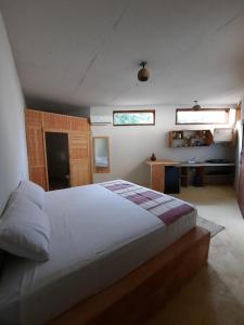 een slaapkamer met een groot bed en een bureau bij Casa kuxtal in Zipolite