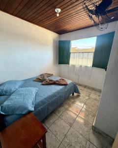a bedroom with a bed with a wooden ceiling at Casa completa Av Roberto da Silveira in Paraty